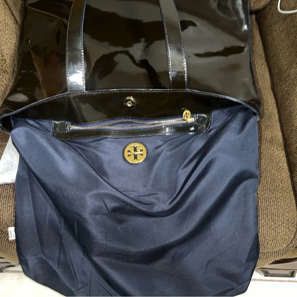 TORY BURCH Style No. 11075807 Patent Leather Tote Black/Navy Lining